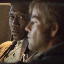 True Detective: Stephen Dorff, Mahershala Ali nella premiere della terza stagione