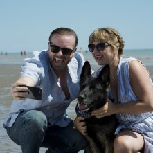 After Life: il protagonista Ricky Gervais in una foto della serie Netflix