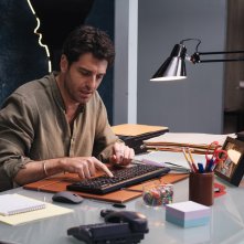 L'agenzia dei bugiardi: Giampaolo Morelli durante una scena