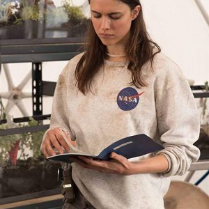 IO: Margaret Qualley in una scena del film