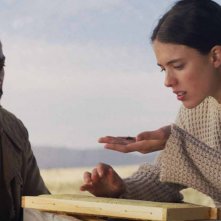 IO: Margaret Qualley e Anthony Mackie in una scena del film