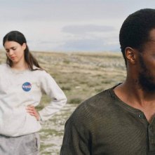 IO: Anthony Mackie con Margaret Qualley in una scena