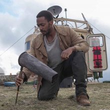 IO: una scena del film con Anthony Mackie