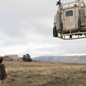 IO: Margaret Qualley in una scena