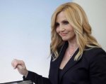 Lorella Cuccarini sostiene Salvini sui migranti e critica il Papa e le femministe