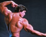 Arnold Schwarzenegger: il figlio Joseph ricrea un'iconica posa del padre