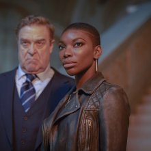 Black Earth Rising: Michaela Coel con John Goodman in una scena