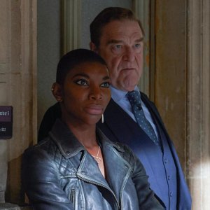 Black Earth Rising: Michaela Coel e John Goodman in una scena
