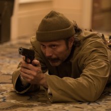 Polar: Mads Mikkelsen in una scena d'azione del film