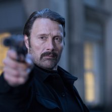 Polar: Mads Mikkelsen in una scena del film