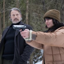 Polar: Mads Mikkelsen e Vanessa Hudgens in una scena del film