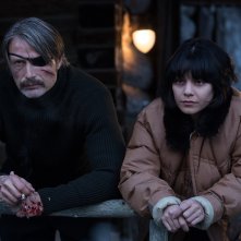 Polar: Vanessa Hudgens e Mads Mikkelsen in una scena del film