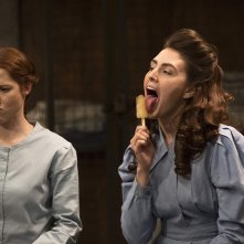 Unbreakable Kimmy Schmidt: Ellie Kemper, Lauren Adams in una scena dell'episodio arty Monster: Scratching the Surface