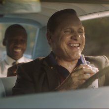 Green Book: Viggo Mortensen con Mahershala Ali in una scena del film
