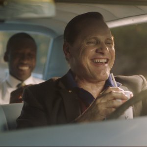 Green Book: Viggo Mortensen con Mahershala Ali in una scena del film