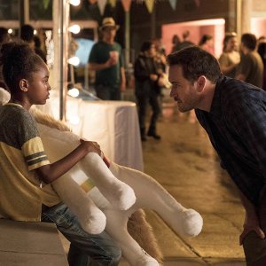 The Passage: Mark-Paul Gosselaar insieme a Saniyya Sidney in una scena