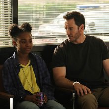 The Passage: Mark-Paul Gosselaar con Saniyya Sidney in una scena