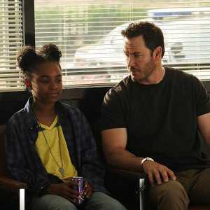 The Passage: Mark-Paul Gosselaar con Saniyya Sidney in una scena