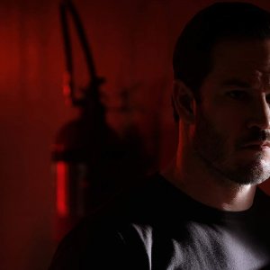 The Passage: un primo piano di Mark-Paul Gosselaar