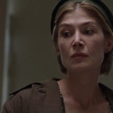 L'uomo dal cuore di ferro: Rosamund Pike in una scena