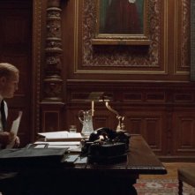 L'uomo dal cuore di ferro: Jason Clarke, Rosamund Pike in una scena