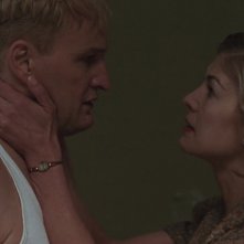 L'uomo dal cuore di ferro: una scena con Jason Clarke, Rosamund Pike