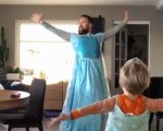 Frozen, papà e figlio si trasformano in principesse per un video virale