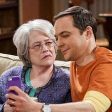 The Big Bang Theory: Jim Parsons e Kathy Bates nell'episodio The Consummation Deviation