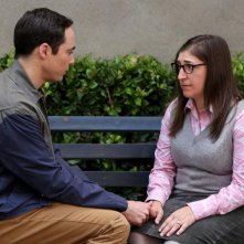 The Big Bang Theory: Jim Parsons, Mayi Bialike nel'episodio The Conjugal Configuration