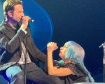 A Star is Born: Bradley Cooper canta Shallow con Lady Gaga a sorpresa, sul palco