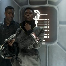 Nightflyers: David Ajala, Jodie Turner-Smith in una scena