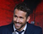 Ryan Reynolds prende in giro Chris Hemsworth e il suo tuffo acrobatico nella foto delle vacanze