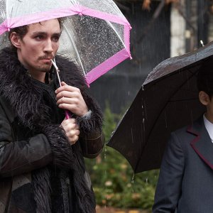 The Umbrella Academy: Robert Sheehan, Aidan Gallagher in una scena