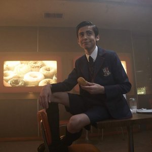 The Umbrella Academy: Aidan Gallagher in una scena