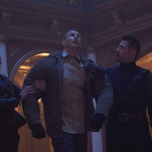 The Umbrella Academy: Tom Hopper, David Castañeda, Emmy Raver-Lampman in una scena