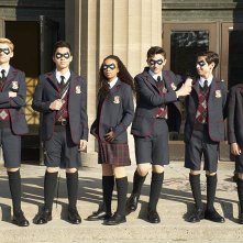 The Umbrella Academy: Dante Albidone, Aidan Gallagher, Cameron Brodeur, Eden Cupid, Ethan Hwang, Blake Talabis in una scena