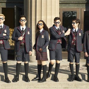 The Umbrella Academy: Dante Albidone, Aidan Gallagher, Cameron Brodeur, Eden Cupid, Ethan Hwang, Blake Talabis in una scena