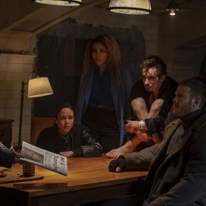 The Umbrella Academy: Ellen Page, Robert Sheehan, Tom Hopper, David Castañeda, Aidan Gallagher, Emmy Raver-Lampman in una scena