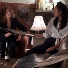 Velvet Buzzsaw: Rene Russo, Zawe Ashton in una scena