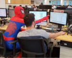 Spider-Man è un bancario: impiegato si veste da Uomo Ragno per l'ultimo giorno di lavoro