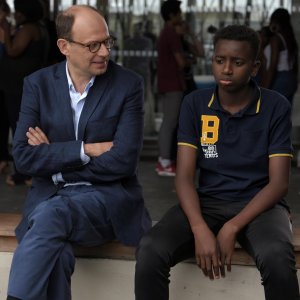Il Professore cambia scuola: Denis Podalydès con Abdoulaye Diallo in una scena