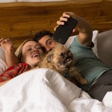 La vita in un attimo: Oscar Isaac insieme a Olivia Wilde in una scena