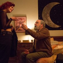 La vita in un attimo: Mandy Patinkin, Olivia Cooke in una scena