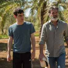 La vita in un attimo: Antonio Banderas, Àlex Monner in una scena