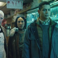 Russian Doll: Charlie Barnett, Greta Lee, Rebecca Henderson in una scena