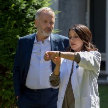 Parlami di te: Fabrice Luchini insieme a Leïla Bekhti in una scena