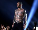 Adam Levine al Super Bowl: show a torso nudo tra tattoo e polemiche