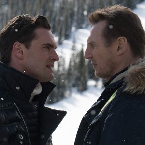 Un uomo tranquillo: Liam Neeson, Tom Bateman in una scena