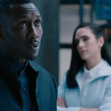 Alita - Angelo della battaglia: Mahershala Ali e Jennifer Connelly in una scena