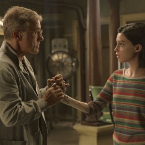 Alita - Angelo della battaglia: Rosa Salazar e Christopher Waltz in una scena